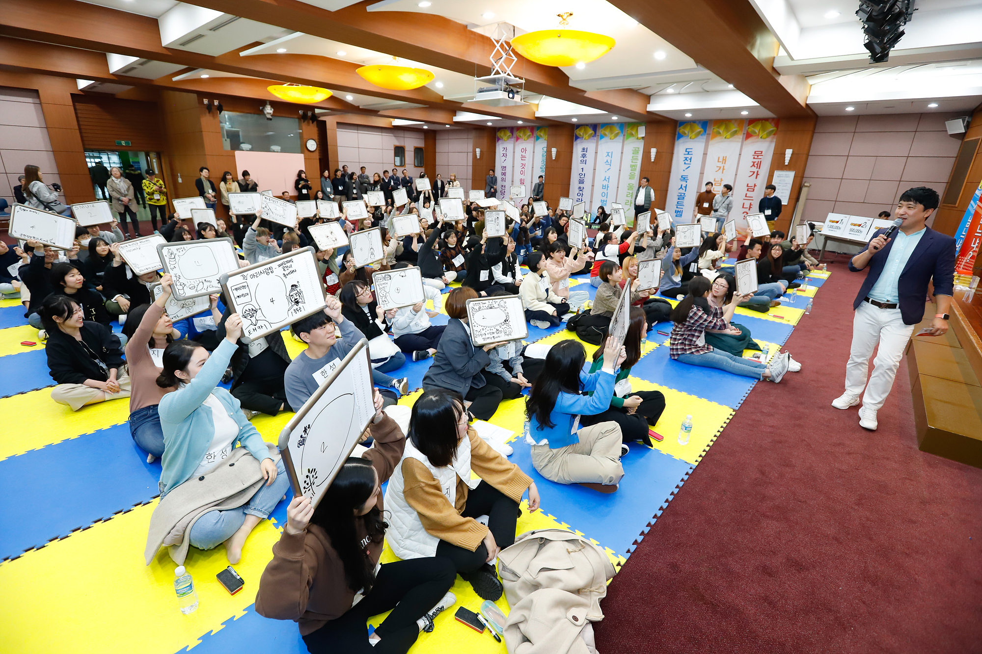 사진설명 독서골든벨에 참여하고 있는 학생들의 모습