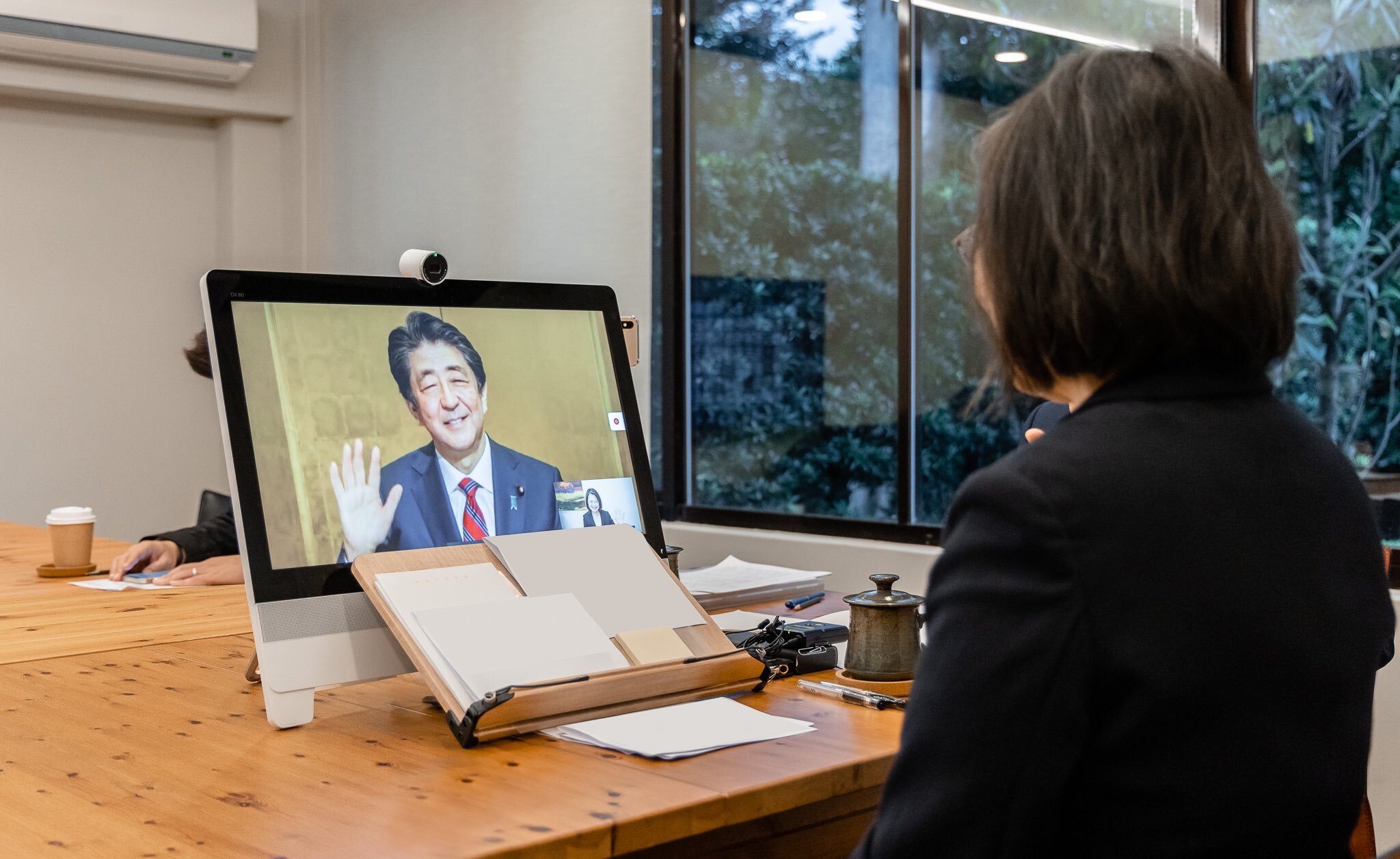 일본 총리 아베와 화상 대화를 나누는 대만 총통 차이잉원의 모습