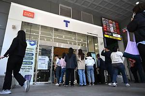 Citizens Lining Up for Free USIM Replacement